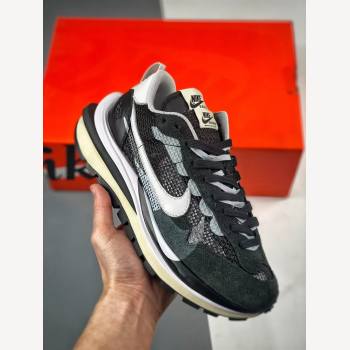 3505 Sacai x Nike VaporWaffle black and white
